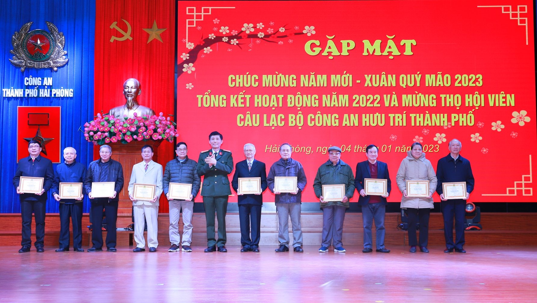 Chúc thọ 29 hội viên cao tuổi Câu lạc bộ Công an hưu trí nhân dịp Tết nguyên đán Quý Mão